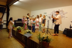 Kinderchor Laubach mit Regina Bauermann, unterstützt von Claudia Born und Ute Uhrig